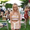 "Riverdale": Vanessa Morgan ganha presente da equipe de figurino para o seu bebê