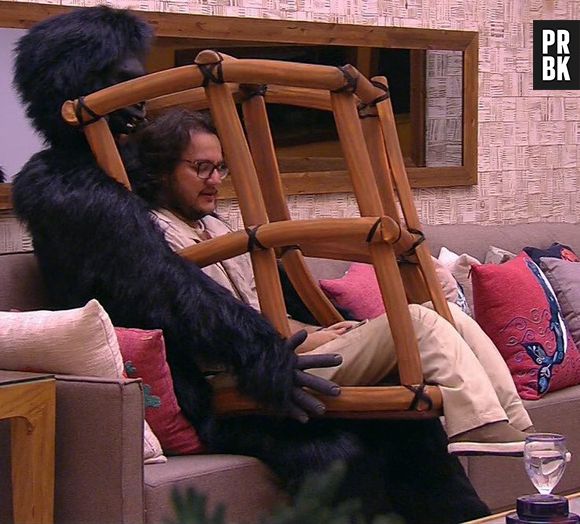 Diego, do "BBB18", ficou enjaulado com um gorila nas costas para cumprir o Monstro da semana