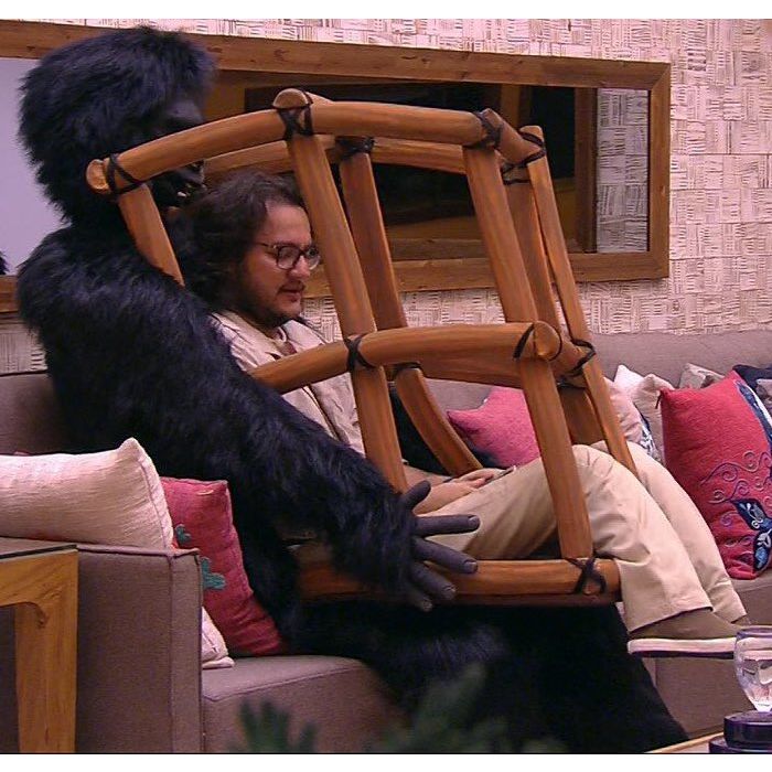 Diego, do &quot;BBB18&quot;, ficou enjaulado com um gorila nas costas para cumprir o Monstro da semana