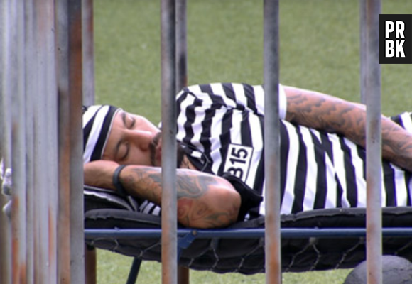 Fernando, do "BBB15", precisou se enjaular fora da casa para cumprir o Monstro
