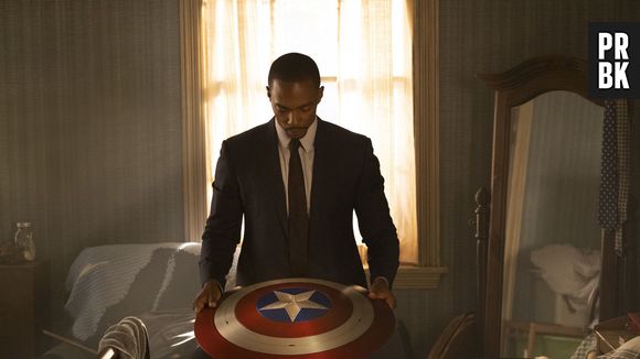 Em "Falcão e o Soldado Invernal", Sam (Anthony Mackie) enfrenta uma batalha interna para aceitar o manto do Capitão América