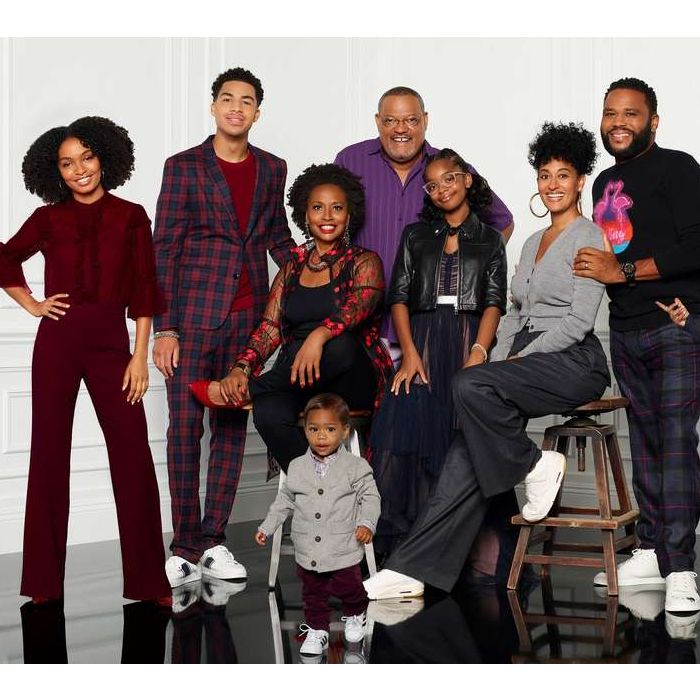 Séries para aprender inglês: &quot;Black-ish&quot; conta a história de uma família norte-americana negra bem sucedida que faz de tudo para não se afastar de sua identidade