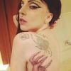 Lady Gaga mostra "mão" macabra tatuada nas costas que representa os little monsters 