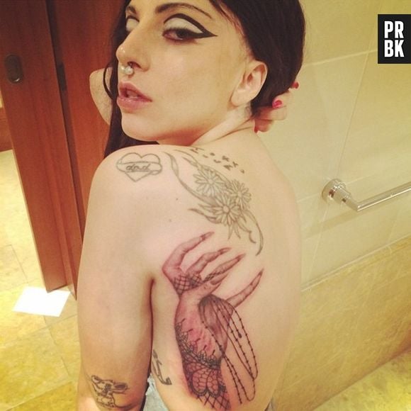 Lady Gaga mostra "mão" macabra tatuada nas costas que representa os little monsters 