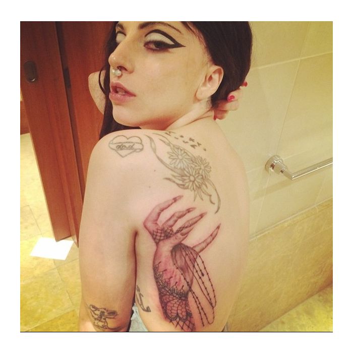  Lady Gaga mostra &quot;m&amp;atilde;o&quot; macabra tatuada nas costas que representa os little monsters&amp;nbsp; 