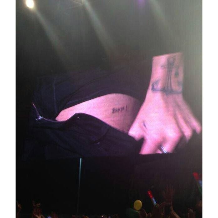  Harry Styles abaixa a cal&amp;ccedil;a e mostra tatuagem nova durante show do One Direction no Rio de Janeiro 