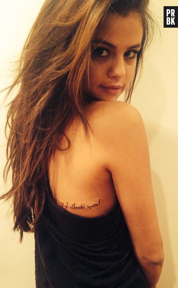 Selena Gomez faz tatuagem em árabe: "Ame a si mesmo"