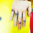  Miley Cyrus mostrou que &eacute; exc&ecirc;ntrica exibindo novas tatuagens nos dedos 