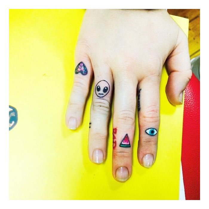  Miley Cyrus mostrou que &amp;eacute; exc&amp;ecirc;ntrica exibindo novas tatuagens nos dedos 