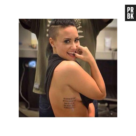 Demi Lovato optou por riscos simples em sua costela