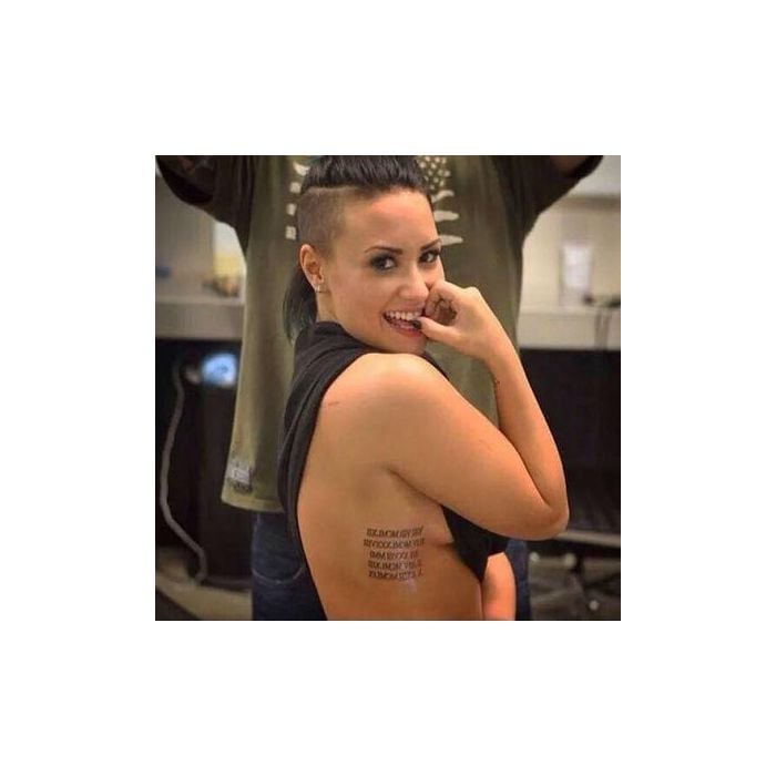 Demi Lovato optou por riscos simples em sua costela