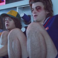 Batalha em "Stranger Things"? fotos mostram atores machucados e armados em gravação