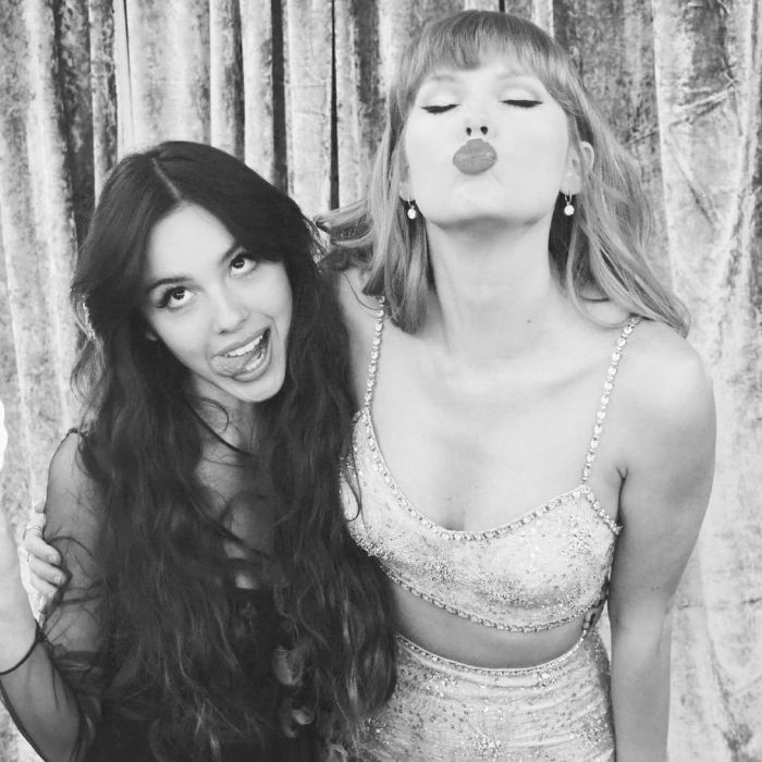 Olivia Rodrigo já revelou se inspirar em Taylor Swift e mantém contato com a cantora