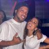 Anitta divide pista de dança em balada com Ronaldinho Gaúcho, em julho de 2021