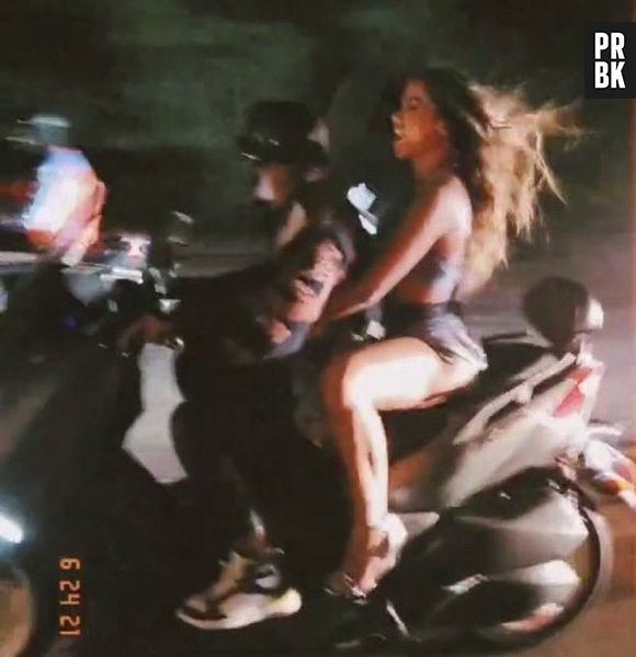 Anitta curtiu e rebolou ao andar na garupa de motoqueiro em passeio em Porto Rico, em junho de 2021
