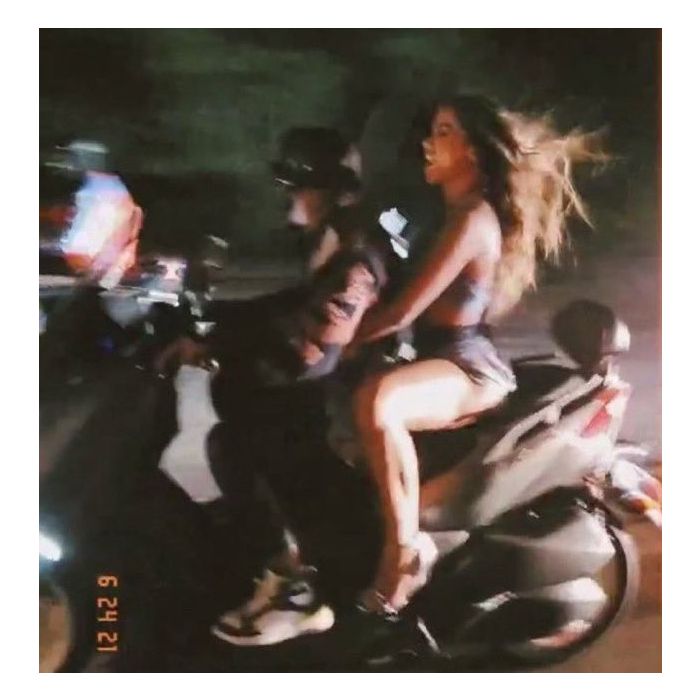 Anitta curtiu e rebolou ao andar na garupa de motoqueiro em passeio em Porto Rico, em junho de 2021