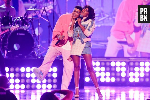 Anitta adotou peruca em corte shaggy para show no Prêmio Juventud 2021