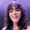 Bruna Marquezine possui corte no estilo shaggy, com cachos em camadas e frajinha volumosa