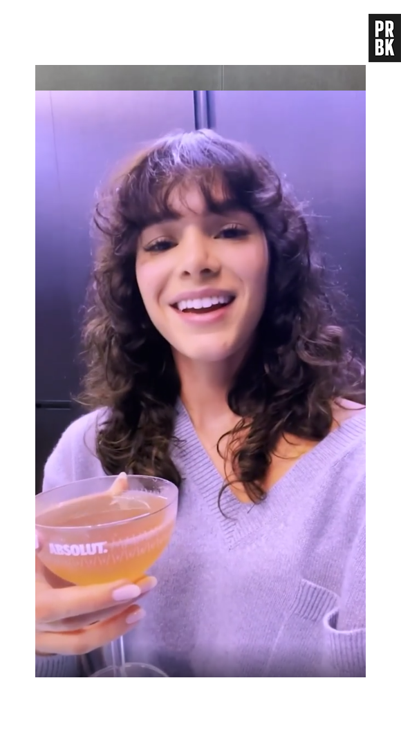 Bruna Marquezine possui corte no estilo shaggy, com cachos em camadas e frajinha volumosa