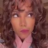 Anitta mudou o visual e adotou peruca em corte shaggy para o Prêmio Juventud 2021
