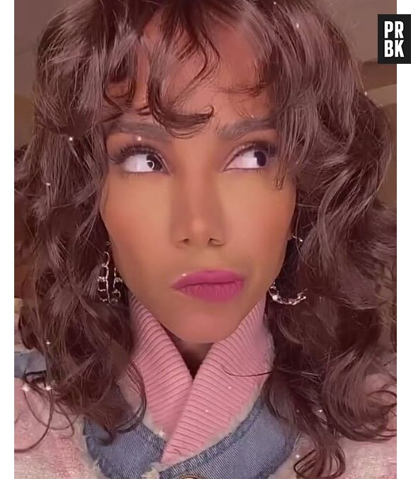 Anitta mudou o visual e adotou peruca em corte shaggy para o Prêmio Juventud 2021