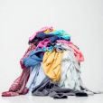 Outro motivo para comprar em brechós é que a prática também desestimula o grande desperdício de roupas