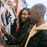Conhece a trend de brechós do TikTok? 8 motivos pra comprar neles