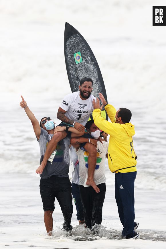 Italo Ferreira foi ovacionado ao vencer estreia de surfe nas Olimpíadas