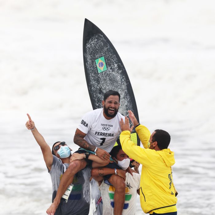 Italo Ferreira foi ovacionado ao vencer estreia de surfe nas Olimpíadas