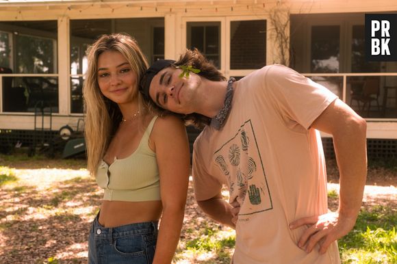 Os interpretes de John B. e Sarah em "Outer Banks", Chase Stokes e Madelyn Cline, namoram na vida real, e o astro revelou ser muito grato por poder tê-la ao seu lado durante a pandemia