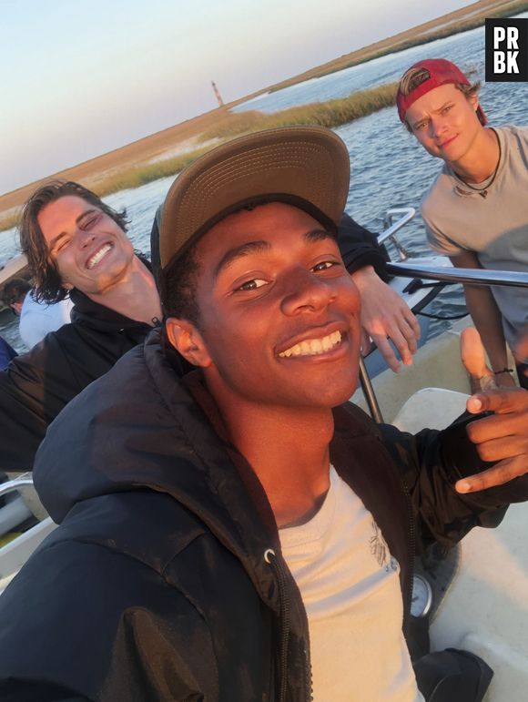 Chase Stokes, Jonathan Daviss e Rudy Pankow (os atores de John B., Pope e JJ, respectivamente) gravaram um video inspirador para es fãs de "Outer Banks", publicado pela Netflix