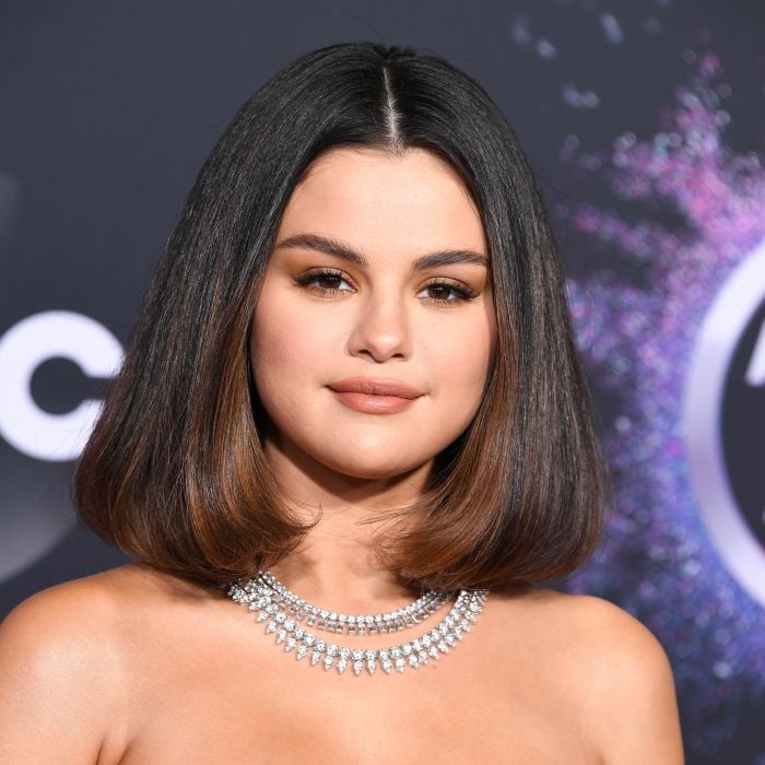 Selena Gomez relembra caso de racismo que viveu com seu pai, de ascendência mexicana: &quot;n  ão tinha nada que pudéssemos fazer&quot;.   