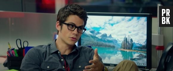 Dylan O'Brien interpreta Stewart em "Os Estagiários". No filme, ele está na Google quando dois caras mais velhos aparecem tentando passar em uma seleção de estágio para trabalhar na empresa