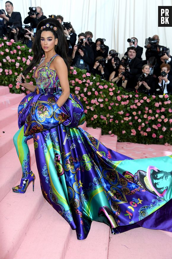 Dua Lipa chamou atenção com look Versace no MET Gala de 2019