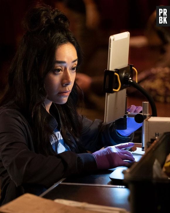 Aimee Garcia, a atriz de Ella Lopez, aparece no video postado pela Netflix agradecendo es fãs de "Lucifer" em cinco línguas diferentes