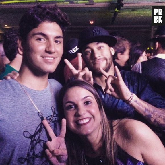 Neymar Jr. e Gabriel Medina posaram com fãs durante festa em São Paulo