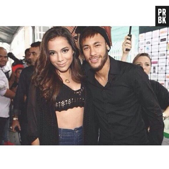 Neymar Jr. e Anitta se encontraram na última terça-feira (23) e até cantaram uma música juntos