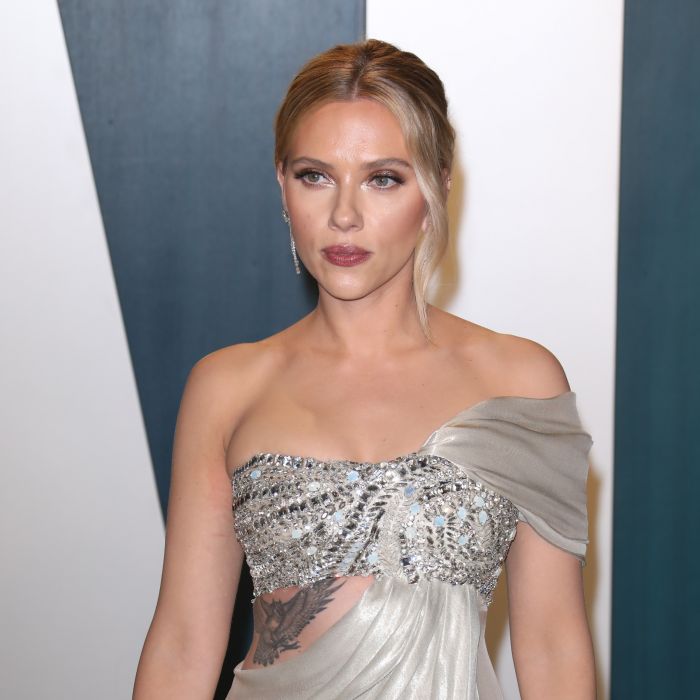  Scarlett Johansson fez uma parceria com o cantor e compositor Pete Yorn na faixa &quot;Relator&quot;. Em 2018, os dois voltaram a lançar músicas juntos 