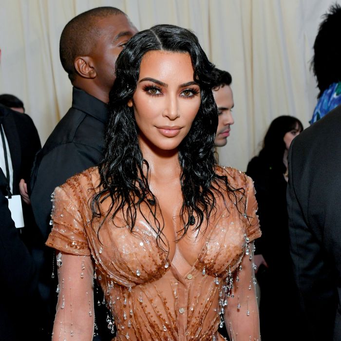  Kim Kardashian mostrou um novo lado seu quando lançou a vibrante &quot;Jam (Turn It Up)&quot; em 2011 