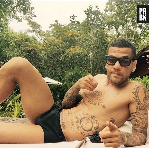 O jogador Daniel Alves curte momento de descontração, em Trancoso, na Bahia