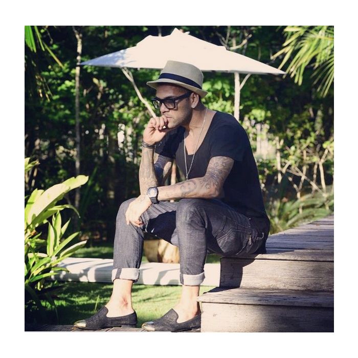  Daniel Alves aparece pensativo em foto do Instagram, tirada em Trancoso, na Bahia 