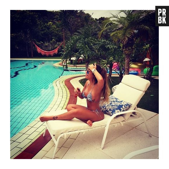 A gata Rafaella Santos está aproveitando as altas temperaturas para renovar o bronzeado!