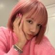  Lisa, do BLACKPINK, aparece de cabelo rosa! Vote no melhor cabelo da idol 
