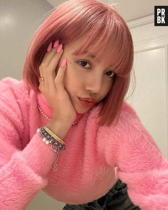 Lisa, do BLACKPINK, aparece de cabelo rosa! Vote no melhor cabelo da idol