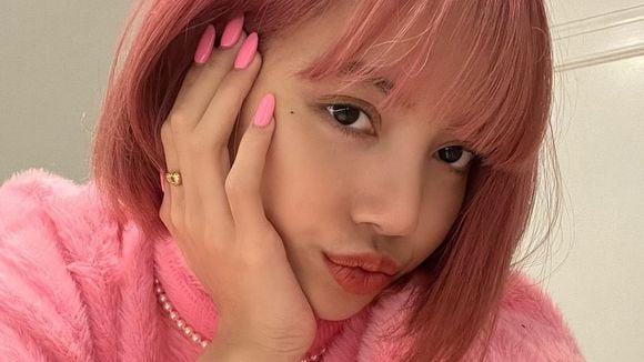 Lisa, do BLACKPINK, aparece de cabelo rosa! Vote no melhor cabelo da idol