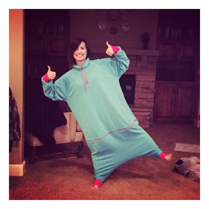  Demi Lovato quer passar o ano novo com muito conforto e postou uma foto de pijama no Instagram 