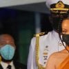 Rihanna foi nomeada "Herói Nacional" de Barbados nesta terça-feira (30) e muitos fãs repararam que ela deixou as mãos sobre a barriga