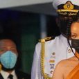   Rihanna foi nomeada "Herói Nacional" de Barbados nesta terça-feira (30) e muitos fãs repararam que ela deixou as mãos sobre a barriga  