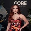 Anitta usou um modelo longo com estampa de leopardo, nas cores preto e laranja