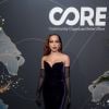 Anitta elegeu um vestido midi de veludo na cor roxo da grife Mugler